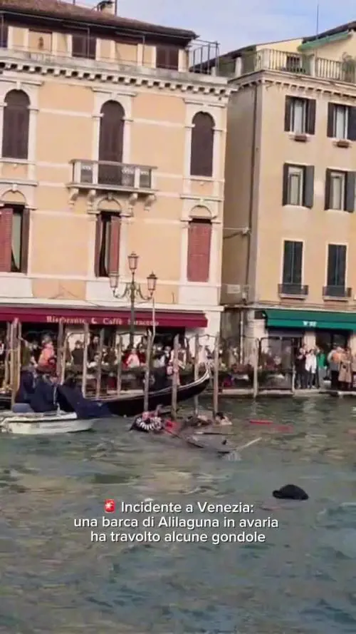Lo scontro, le gondole rovesciate e l'urto alla base del Ponte di Rialto: il video dell'incidente