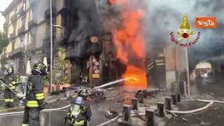Scoppia un incendio in una pizzeria di Secondigliano (Napoli), evacuato l'edificio sovrastante