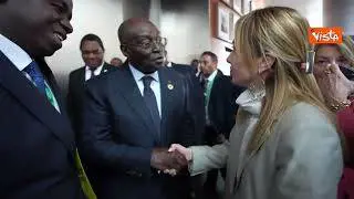 La premier Meloni arriva alla riunione dell'Unione Africana, incontrando capi di Stato e di Governo