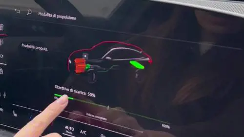 Audi Q5 e-hybrid, il video della plug-in anti-ansia da colonnina