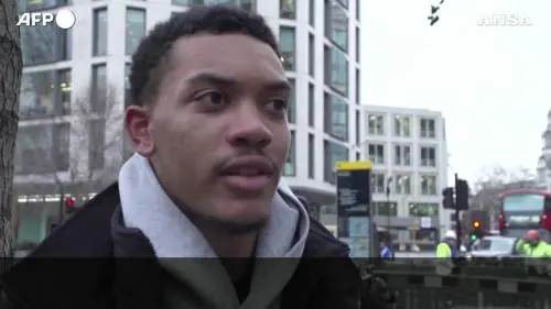 Arrestato il principe Andrea, i londinesi: "Se lo merita"