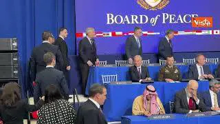 Apertura del Board of Peace, l'arrivo di Tajani e degli altri leader con berretto MAGA in mano