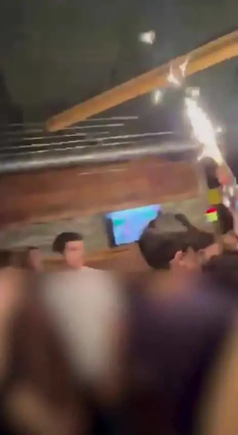 I primi momenti dell'incendio al Le Costellation