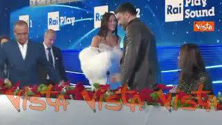 Irina Shayk arriva in Sala stampa, Conti l'aspetta con i fiori