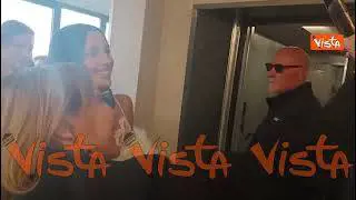 Irina Shayk prende l'ascensore della sala stampa Ariston e concede selfie