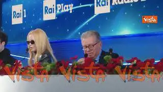 Patty Pravo cade dalla sedia alla conferenza stampa di Sanremo