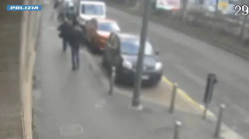 L'inseguimento e l'aggressione: l'egiziano rapinava le sue vittime