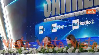 Serena Brancale si commuove durante la conferenza stampa, parlando della mamma