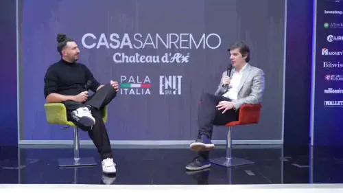 Sanremo tra musica e mondanità: dal Suzuki Stage al “divano perfetto”, la città si prepara alla finale