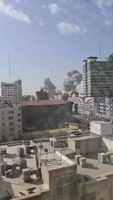 Colonne di fumo nero a Teheran: il video