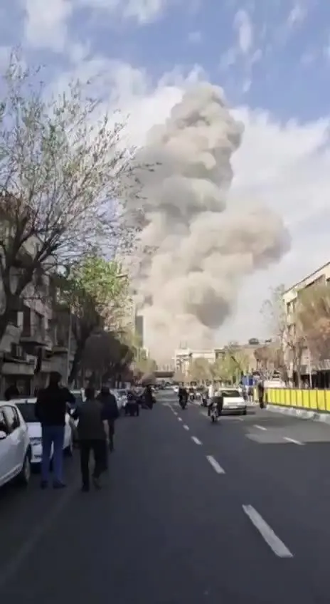 Iran, la gente in strada dopo l'attacco