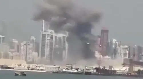 Missili iraniani su Abu Dhabi: le colonne di fumo dopo l'attacco