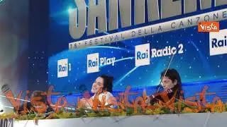 Levante canta il ritornello della sua canzone durante la conferenza stampa