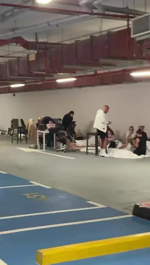 A Dubai le persone si rifugiano in edifici sicuri per timore di altri attacchi iraniani