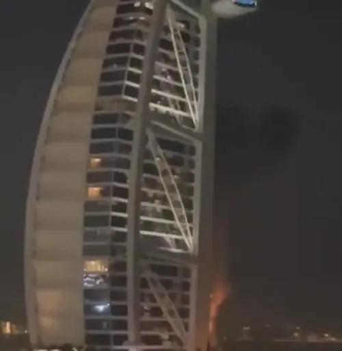 Le fiamme nell'iconico hotel "a vela" di Dubai dopo l'attacco iraniano