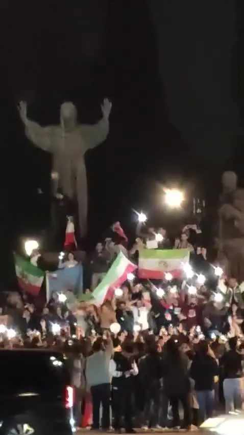 Iraniani festeggiano a Roma e Bologna la morte di Khamenei