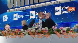 Carlo Conti, premiato nella sua ultima conferenza stampa, saluta Bruno il pescatore