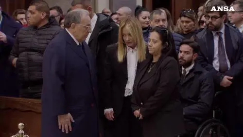 Nola, l'abbraccio tra Meloni e la madre di Domenico