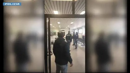 Nigeriano irrompe alla motorizzazione armato di bottiglia: "Vi ammazzo tutti"