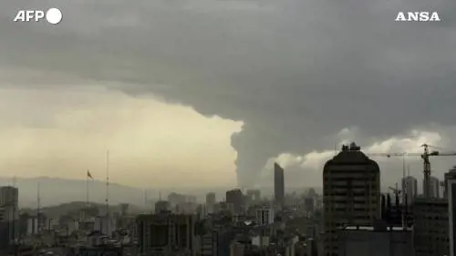 Raid a depositi di petrolio a Teheran: pioggia acida 