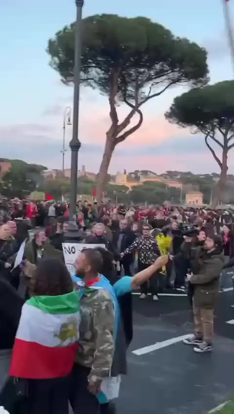 Roma, le transfemministe di Non una di meno cacciano le iraniane che volevano ricordare le donne uccise dal regime