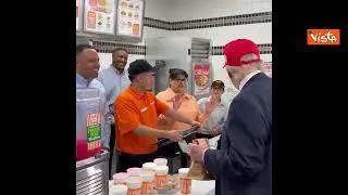 Trump visita un ristorante Whataburger in Texas e offre panini a tutti i clienti