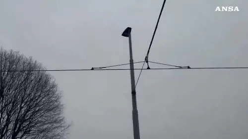 Principio di incendio sul tram 27 a Milano: il video