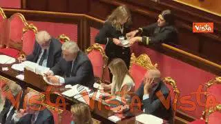 Un bicchiere d'acqua per la premier Meloni durante la discussione in Senato sulla crisi in Iran
