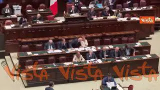 Crosetto arriva alla Camera per discussione su crisi Iran, poi parla con Meloni tra banchi Governo