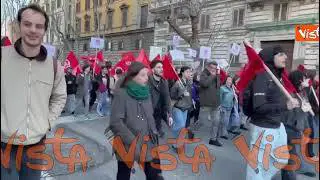 Il corteo dei centri sociali contro referendum, guerra e Governo a Roma