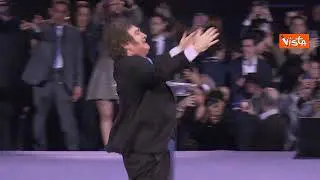 il Presidente argentino Milei sale sul palco dell'Economic Forum di Madrid come una 'rockstar'
