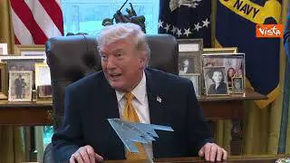Trump mostra il modellino del Bombardiere B-2 Spirit ai giornalisti nello Studio Ovale
