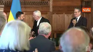 Standing ovation per Zelensky al Parlamento del Regno Unito