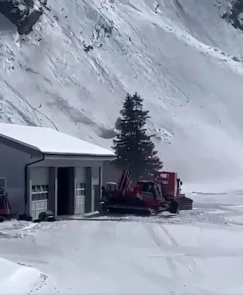 Svizzera, una cabina dell'ovovia precipita per il vento