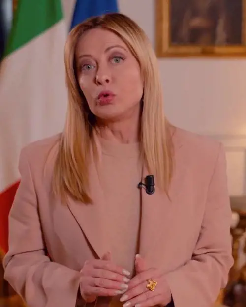 Meloni: "Con il dl carburanti combattiamo speculazione e tagliamo i prezzi"