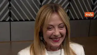 Meloni scherza coi cronisti al Consiglio Europeo: Calmatevi