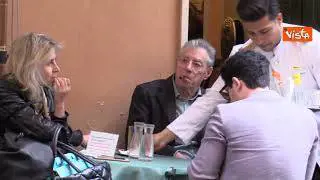 Addio a Umberto Bossi, eccolo nel 2018 prendere un caffè col figlio Renzo in centro a Roma ARCHIVIO