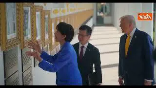 Takaichi ride vedendo foto Autopen al posto di Biden nella Galleria dei Presidenti alla Casa Bianca