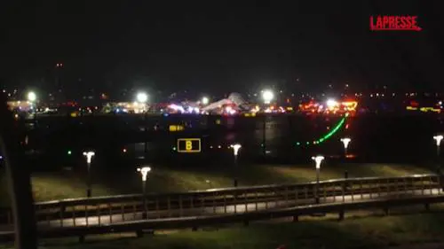 New York, aereo contro mezzo vigili del fuoco all'aeroporto LaGuardia - VIDEO