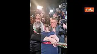 Eletto a Parigi il sindaco socialista Emmanuel Gregoire, la festa con l'uscente Anne Hidalgo