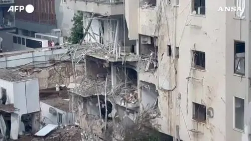 Tel Aviv, missile iraniano colpisce un edificio: le immagini
