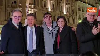 L'abbraccio sul palco tra Schlein, Conte, Fratoianni e Bonelli durante festa vittoria No