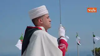 Meloni depone una corona al Monumento del Martire ad Algeri