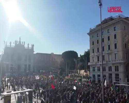 No Kings, a Roma il corteo da San Giovanni devia il percorso verso il Verano