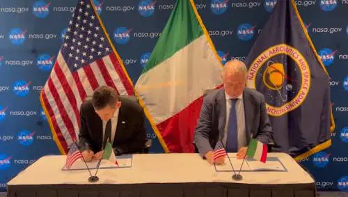 Urso firma l'accordo alla Nasa: un italiano andrà sulla Luna