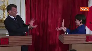Emmanuel Macron e la prima ministra giapponese Takaichi imitano l'onda energetica di Dragon Ball