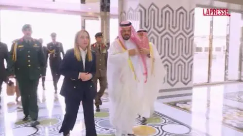 Missione di Meloni nel Golfo: l'arrivo a Gedda - VIDEO