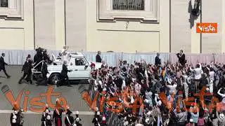 Il giro in papamobile di Leone XIV in piazza San Pietro dopo la Messa di Pasqua