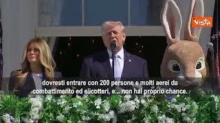Trump parla di guerra in Iran col coniglio pasquale a fianco: Siamo una grande potenza militare