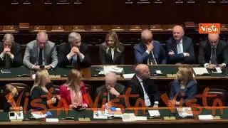 Meloni scuote la testa durante intervento di Schlein alla Camera: È tutto falso